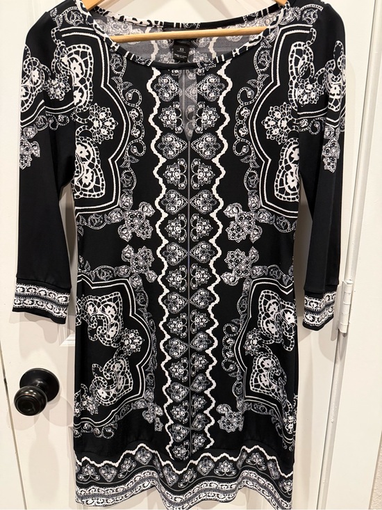White House Black Market Dresses & Skirts - White House Black Market Black & White Printed Long-Sleeve Shift Dress